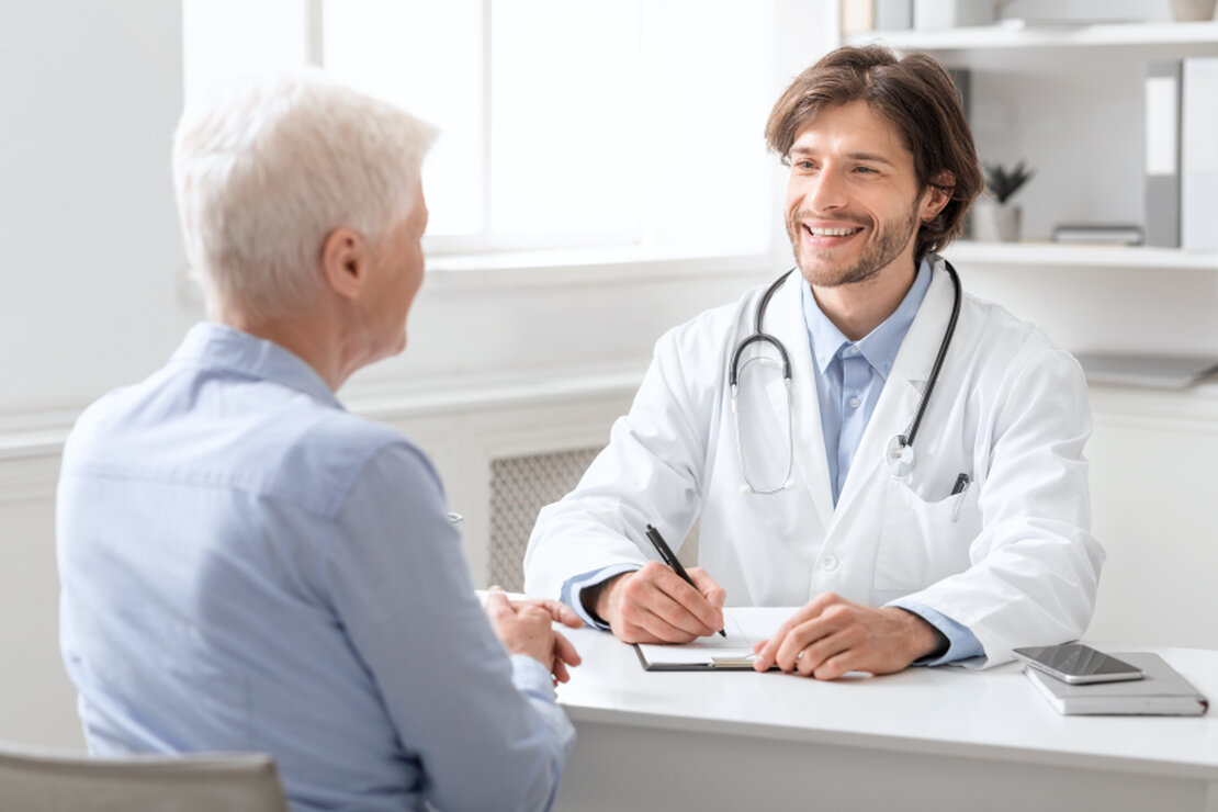 Ärztin spricht mit Patientin in einer Praxis